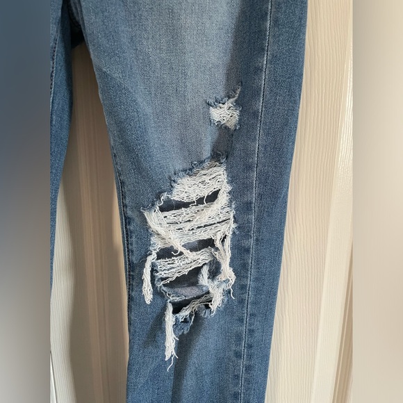 AMERICAN EAGLE BLUE RIPPED JEANS (size 4) - Picture 5 of 8